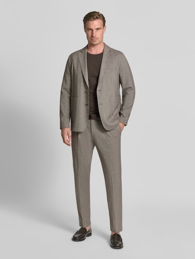 Männermodel trägt Regular Fit 2-Knopf-Sakko Modell 'MONACO' von CINQUE mit Reverskragen, Material-Mix, Aufgesetzte Taschen, Ganzkörperansicht von vorne.
