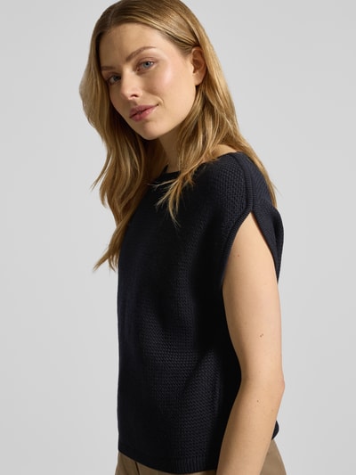 Vrouwenmodel draagt Strickpullover mit Rundhalsausschnitt van Windsor, zuiver scheerwol, regular fit, korte mouwen, ruglengte 53 cm, zijaanzicht bovenlichaam.
