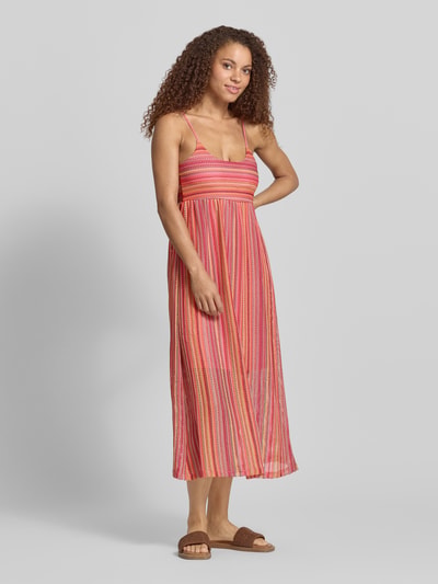 Kobiece model prezentuje tailliertes Freizeitkleid in Strick-Optik Modell 'SANDY' von Only, mehrfarbig, krój taliowany, długość maxi, dekolt w łódkę, cienkie regulowane ramiączka, dzianinowa faktura, widok całej sylwetki z przodu.