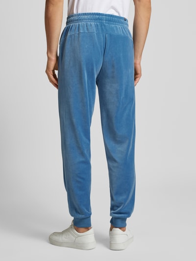 PUMA PERFORMANCE Relaxed Fit Sweatpants mit Label-Stitching Modell 'Velvettrack' Rauchblau 5