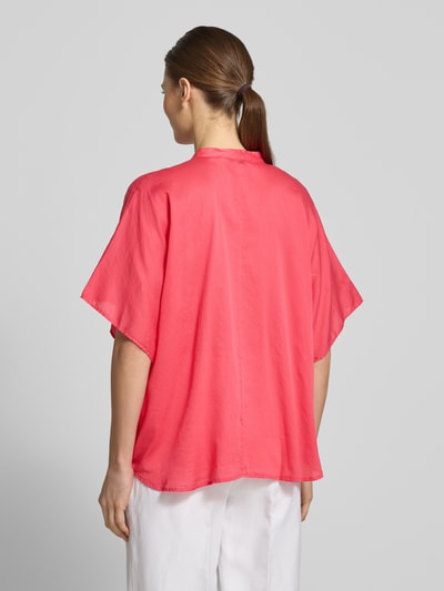 Frauenmodel trägt Relaxed Fit Bluse mit Rüschen Modell 'DAISY' von 0039 Italy in Pink, reine Baumwolle, Ganzkörperansicht Rückansicht.