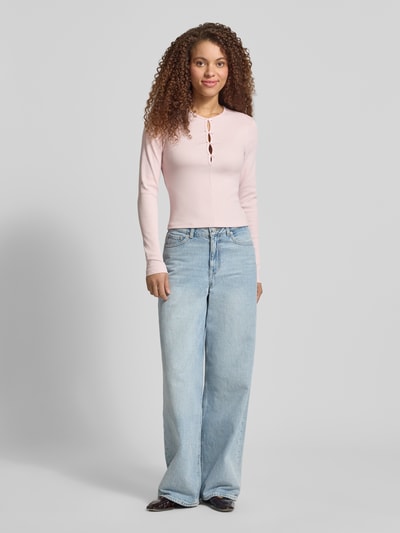 Frauenmodel trägt Slim Fit Langarmshirt aus Baumwoll-Mix Modell 'FEMKE' von Only, unifarben, Feinripp, Ganzkörperansicht von vorne.
