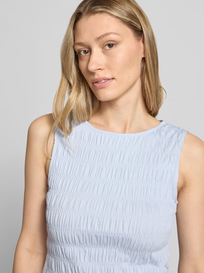 Modelka nosi Regular Fit Top aus Baumwoll-Mix od Tom Tailor Denim, efekt: jednolity kolor, okrągły dekolt, krój bez rękawów, marszczenie, mieszanka bawełny, zbliżenie na górną część ciała.