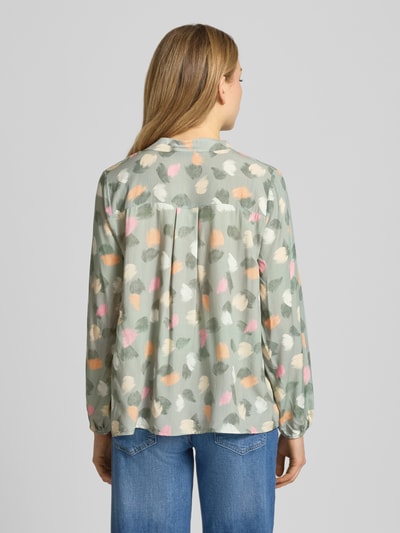 Frauenmodel trägt Regular Fit Bluse aus reiner Viskose Modell 'Hilga' von ZABAIONE mit abstraktem Mintmuster, Ganzkörperansicht Rückansicht.