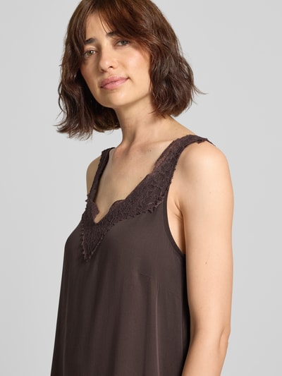 Frauenmodel trägt Relaxed Fit Midikleid aus reinem Lyocell von Smith and Soul, ärmellos, Spitze am Ausschnitt, brauner Farbton, Nahaufnahme Oberkörper.