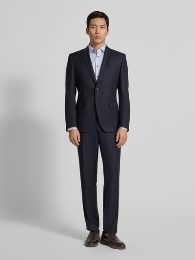 Männermodel trägt Regular Fit Businesshemd aus Baumwolle mit Kentkragen von OLYMP, klassisches Design, Ganzkörperansicht von vorne. Reine Baumwolle, Regular Fit, Kentkragen, Knopfleiste, Rückenlänge 80 cm, Schulterbreite 46 cm, Ärmellänge 66 cm in Größe 40.