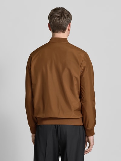 Mannelijk model draagt Jacke met Stehkragen model 'clay' van Matinique in bruin, regular fit, glad oppervlak, ruglengte, schouder- en borstwijdte bij maat M, steekzakken met drukknoopsluiting, ritssluiting, ganzkörperansicht rückansicht.