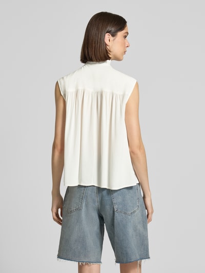 Frauenmodel trägt Blusentop mit Rüschenkragen Modell 'RADIA' von Soyaconcept aus Reine Viskose, Straight Fit, Rückenlänge 62 cm, Ganzkörperansicht Rückansicht.