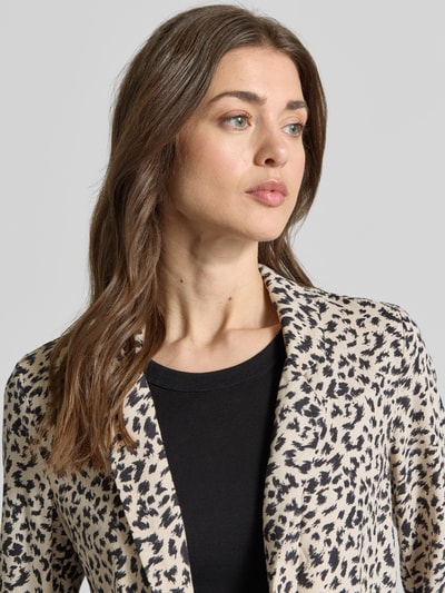 Frauenmodel trägt Loose Fit Kurzblazer aus Viskose-Leinen-Mix Modell 'JESMILO' von Vero Moda, Optik: Unifarben, Materialverarbeitung: Flammgarn, Nahaufnahme Oberkörper.