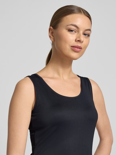 Vrouwenmodel draagt Slim Fit Top mit Rundhalsausschnitt van Christian Berg Woman in zwart, elastische materiaalmix, mouwloos, detailopname bovenlichaam.