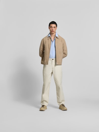 Männermodel trägt Classic Fit Freizeithemd aus Baumwolle von ANNARR in Hellblau, Reine Baumwolle, Kurzärmelig, Brusttasche, Ganzkörperansicht von vorne