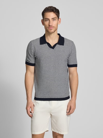 Männermodel trägt Regular Fit Poloshirt mit V-Ausschnitt Modell 'RIANO' von CINQUE, Baumwoll-Mix, Herren, Ganzkörperansicht von vorne.