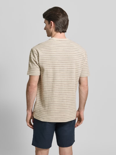 Männermodel trägt Relaxed Fit T-Shirt aus reiner Baumwolle von Marc O'Polo, Mehrfarbig, Gestreift, Frottee, Ganzkörperansicht Rückansicht.