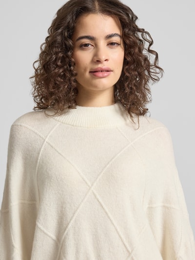 Frauenmodel trägt Regular Fit Pullover mit Alpaka-Anteil Modell 'Liora' von OH APRIL in Offwhite, Strick-Optik, Stehkragen, Nahaufnahme Oberkörper.