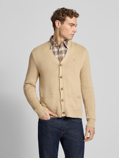 Męski model nosi Regular Fit Strickjacke aus reiner Baumwolle od Polo Ralph Lauren, beżowy, jednolity, długi rękaw, pełny przód, widok z przodu.