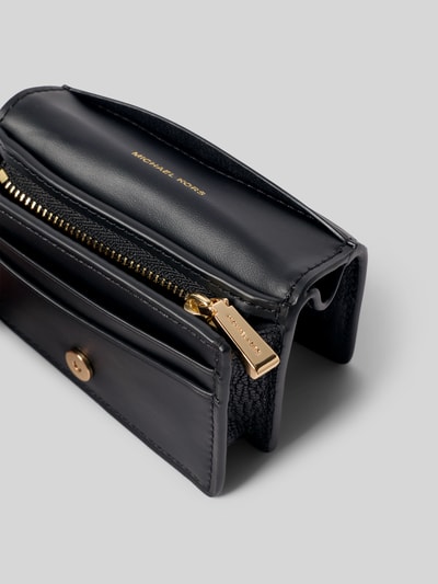 Produktfoto, Portemonnaie aus echtem Leder Modell 'HAMILTON' von MICHAEL Michael Kors mit Strukturmuster, Überschlag, Magnet- und Reißverschluss, metallic Logo-Anhänger