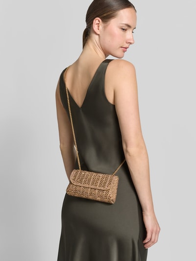 Frauenmodel trägt Clutch / Abendtasche mit Glitzerdetails Modell 'BohoBeadMirror' von Jake*s Cocktail in Gold, Ganzkörperansicht Rückansicht.
