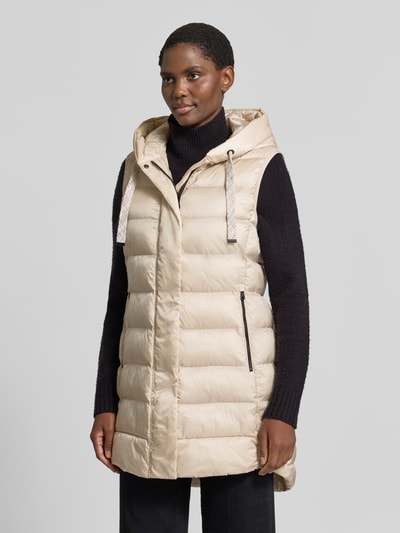 Vrouwenmodel draagt Regular Fit bodywarmer in stiksels van FUCHS SCHMITT, beige, steekzakken met ritssluiting, capuchon met tunnelkoord, ruglengte maat 36: 77 cm, schouderbreedte: 41 cm, borstwijdte: 51 cm, geheel vooraanzicht