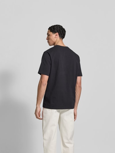 Männermodel trägt Regular Fit T-Shirt aus Baumwolle von MAISON KITSUNÉ, schwarze Farbe, kurzärmelig, Rückenansicht, Obermaterialstruktur glatt.