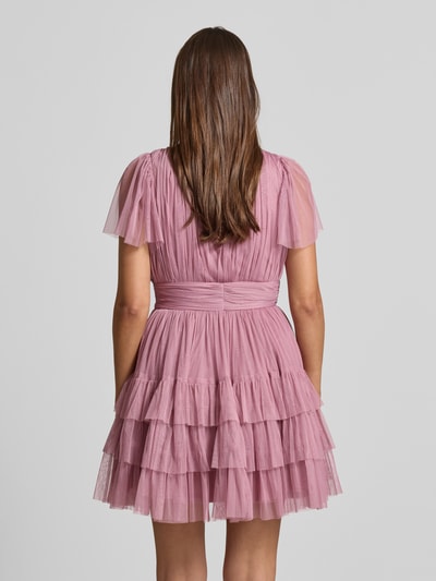 Modelka prezentuje sukienkę koktajlową 'Cocktailkleid mit tiefem V-Ausschnitt' od LACE & BEADS, tiul, linia a, sukienka mini, tasiemka w talii, efekt stopniowania, długość tyłu w rozmiarze s: 84 cm, szerokość w rozmiarze s: 35 cm, długość rękawów w rozmiarze s: 22 cm, całość w odcieniu pudrowego różu, widok całej sylwetki z tyłu