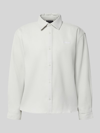 Produktfoto, Regular Fit Freizeithemd mit Kentkragen und Label-Stitching von Pegador aus weißem Material-Mix mit Stretch-Anteil, feine Struktur. Context: Rückenlänge bei Größe M 68 cm, Schulterbreite 50 cm, Ärmellänge 60 cm, Modell 'Troy'.