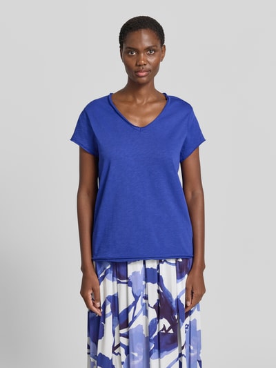 Frauenmodel trägt T-Shirt mit Rollsaum und V-Ausschnitt von Smith and Soul in Blau, reine Baumwolle, Regular Fit, Ganzkörperansicht von vorne