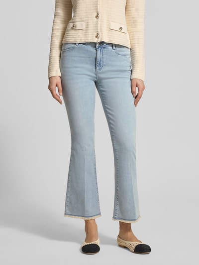 Frauenmodel trägt Bootcut Jeans mit Fransen Modell 'SHAKIRA' von Brax in hellem Blau, Baumwoll-Mix, Nahaufnahme Oberschenkel bis Füße.