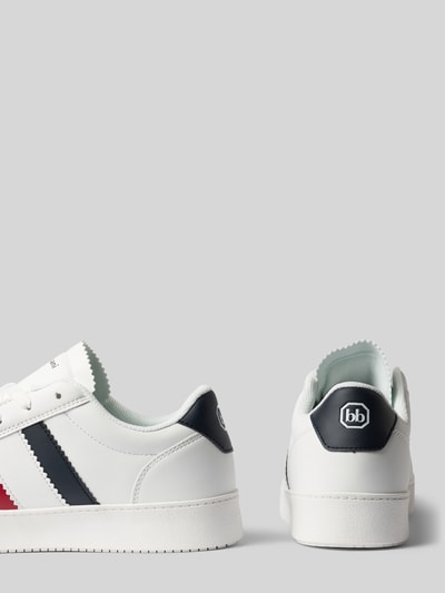 Productfoto, witte Sneaker met Label-Details Modell 'TLV' van Bruno Banani, afgeronde neus, vetersluiting, details in rood en donkerblauw, context: heren sneaker, zoolhoogte 3 cm, schachthoogte 8 cm, schachtwijdte 9 cm