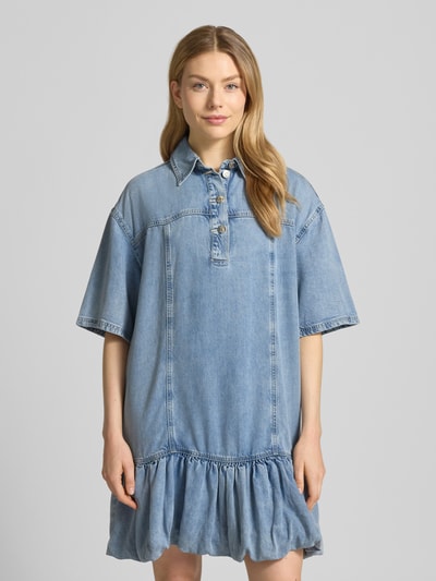 Frauenmodel trägt Regular Fit Minikleid aus Lyocell-Mix Modell 'Sea' von Gestuz in Denim-Optik mit Faltenstruktur, Ganzkörperansicht von vorne.