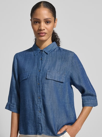 Frauenmodel trägt Relaxed Fit Bluse aus Lyocell-Leinen-Mix Modell 'BEA' von 0039 Italy in Blau, Hemdblusenkragen, Brusttaschen, 3/4-Arm, Ganzkörperansicht von vorne.