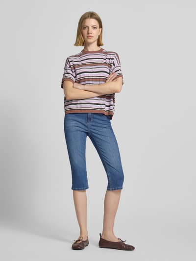 Frauenmodel trägt Caprijeans mit Eingrifftaschen Modell 'Anacapri' von Angels aus Baumwoll-Mix mit Stretch-Anteil in Blau, Slim-Fit, Ganzkörperansicht von vorne.