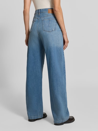 Kobiece modelka nosi jeansy z bawełny Straight Fit Model 'LIABLE' od DRYKORN, 5 kieszeni, zapięcie na guzik i zamek błyskawiczny, niebieskie, tekstura gładka, model z tyłu, szerokość w rozmiarze 27/34: 35 cm, długość wewnętrzna nogawki: 86 cm, zdjęcie całej sylwetki z tyłu.