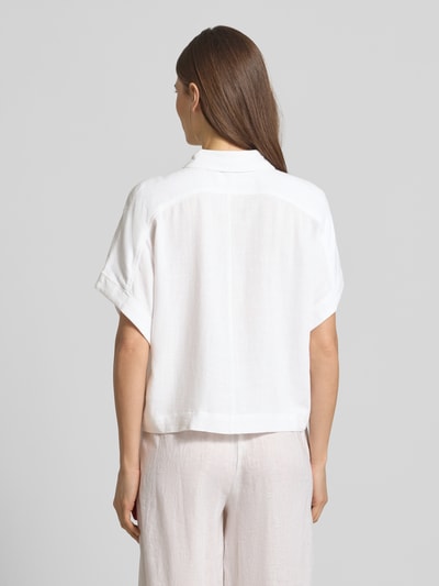 Frauenmodel trägt Regular Fit Bluse aus Viskose-Leinen-Mix Modell 'VIVA' von Selected Femme, weiß, kurzarm, Flammgarn, Ganzkörperansicht Rückansicht.