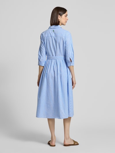 Frauenmodel trägt Hemdblusenkleid mit Bindegürtel und 3/4-Arm von Oui aus Reine Baumwolle, A-Linie, Midikleid, Ganzkörperansicht Rückansicht.