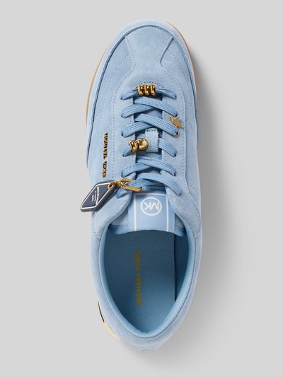 Produktfoto, Sneaker aus Leder mit Zierperlen Modell 'NOLAN LACE UP' von MICHAEL Michael Kors in Hellblau, abgerundete Form, strukturierte Sohle, Label-Details, Schnürung, Damen Sneaker, Detailaufnahme von oben.