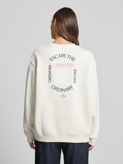 Männermodel trägt kremową bluzę krój relaxed fit z bawełny, model 'CLASSIC CREW_9' od HUGO, damska bluza, widok całej sylwetki z tyłu
