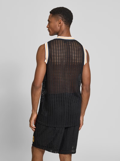 Männermodel trägt Relaxed Fit Tank Top in semitransparentem Design von COLUCCI, schwarzer Netzstoff, elastischer Material-Mix, Ganzkörperansicht Rückansicht.