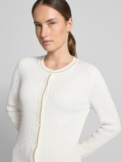 Frauenmodel trägt Regular Fit aus Baumwoll-Mix von Lacoste, Damen Strickjacke in Creme mit Strukturmuster, Nahaufnahme Oberkörper.