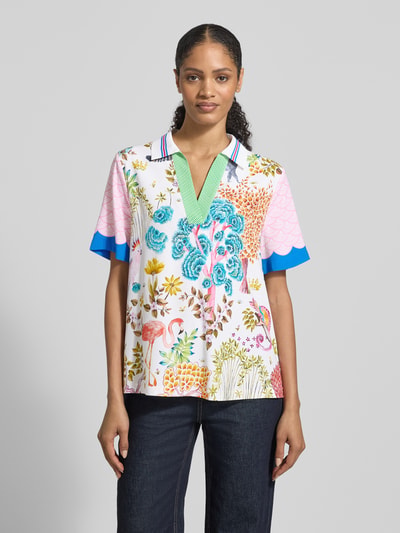 Vrouwenmodel draagt Blusenshirt aus Seide-Elasthan-Mix im Allover-Look van HERZENS met bloemenprint, regular fit, kraag, V-hals, vooraanzicht bovenlichaam