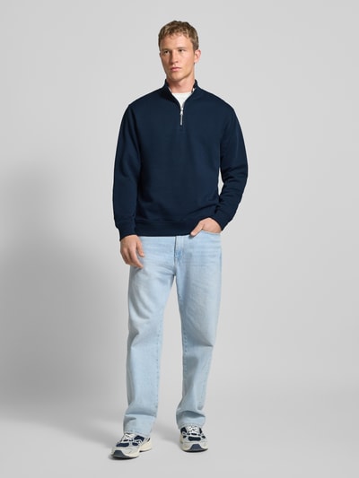Männermodel trägt Regular Fit Troyer aus reiner Baumwolle von Marc O'Polo Denim, Optik: Unifarben, Sweat, Ganzkörperansicht von vorne.