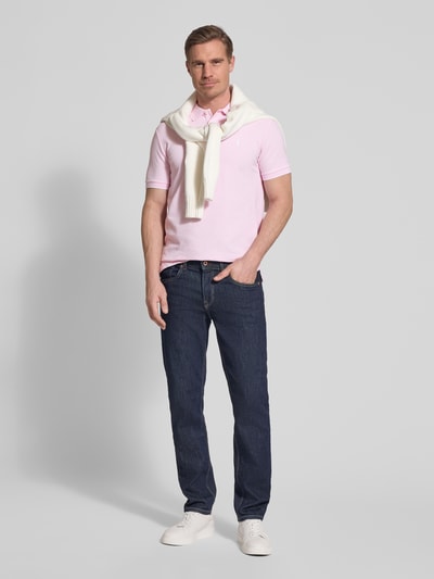 Männermodel trägt Slim Fit Poloshirt aus Baumwoll-Mix von Polo Ralph Lauren in Optik: Unifarben, gestreift, Logo-Detail, Polokragen, V-Ausschnitt, kurze Knopfleiste, Kurzarm, Ärmelabschluss gerippt, Rumpfabschluss mit Seitenschlitzen, asymmetrisch, Materialverarbeitung: Piqué, Material: Baumwoll-Mix, Ganzkörperansicht von vorne.