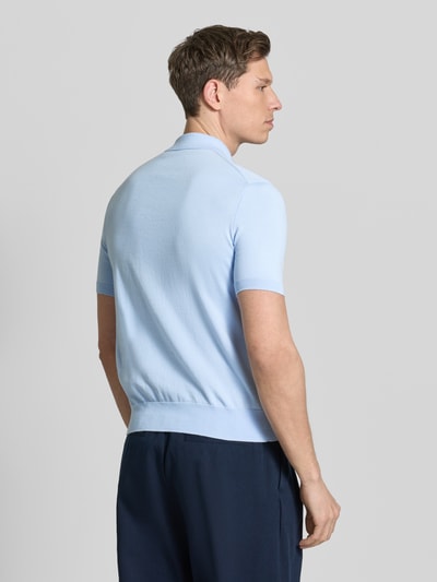 Männermodel trägt Regular Fit Poloshirt aus reiner Baumwolle von Polo Ralph Lauren in Optik: Unifarben, Feinstrick, Ganzkörperansicht Rückansicht.