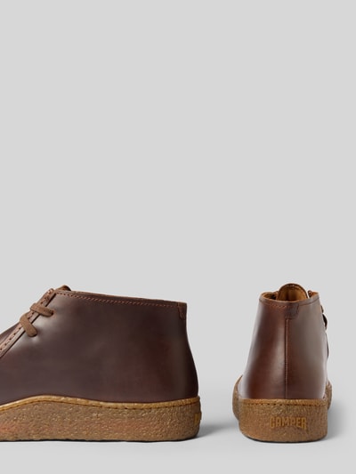 Produktfoto, Schnürschuhe aus echtem Leder Modell 'Terreno' von Camper in Braun, abgerundete Form, strukturierte Sohle, Echtleder, Schuhdetailansicht, Herren Schuhe, Schafthöhe 9 cm, Schaftweite 11 cm, Absatzhöhe 3 cm bei Größe 44