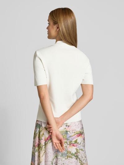 Vrouwenmodel draagt T-shirt uit viscosemix met stretch van model 'ELBETH' van Ted Baker, nauwsluitend model, polokraag, knoopsluiting, ruglengte maat 36: 58 cm, Ganzkörperansicht Rückansicht.
