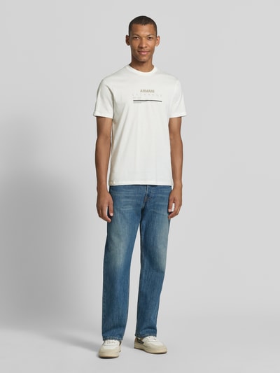 Mannenmodel draagt Slim Fit T-Shirt aus reiner Baumwolle mit Logo-Print van Armani Exchange, wit met logoprint, puur katoen, slim fit, met korte mouwen, ruglengte maat M 67 cm, Ganzkörperansicht van voren