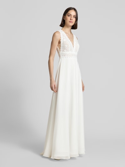 Frauenmodel trägt Abendkleid mit floralem Stitching von Luxuar, weiß, Semitransparent, Tailliert, V-Ausschnitt, Ärmelloses-Design, Ganzkörperansicht von vorne. Rückenlänge in Größe 36: 128 cm, Brustweite: 38 cm.