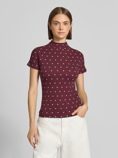 Vrouwenmodel draagt bordeauxrood Slim Fit T-Shirt uit katoenmix van Marc O'Polo DENIM met witte stippen, vooraanzicht bovenlichaam