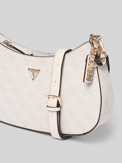 Produktfoto, Shoulder Bag mit Logo-Detail Modell 'Noelle' von GUESS, nadruk z logo na całej powierzchni, detal z logo, imitacja skóry, główna przegroda z zamkiem błyskawicznym, odpinany pasek na ramię, szerokość w rozmiarze 1: 29 cm, długość w rozmiarze 1: 18 cm, głębokość w rozmiarze 1: 6 cm, długość paska: 60 cm, kolor jasny beż z detalami złotymi, gładka faktura.