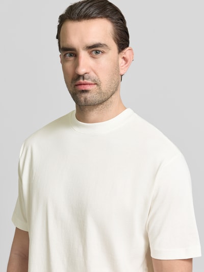 Männermodel trägt Regular Fit T-Shirt aus reiner Baumwolle von MCNEAL in Offwhite, Rundhalsausschnitt, Nahaufnahme Oberkörper.