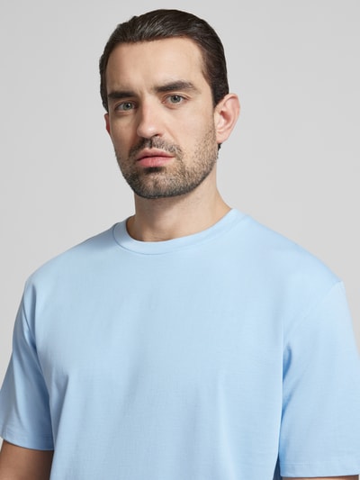 Männermodel trägt Oversized T-Shirt mit Rundhalsausschnitt von Lindbergh in Hellblau, reine Baumwolle, Nahaufnahme Oberkörper.